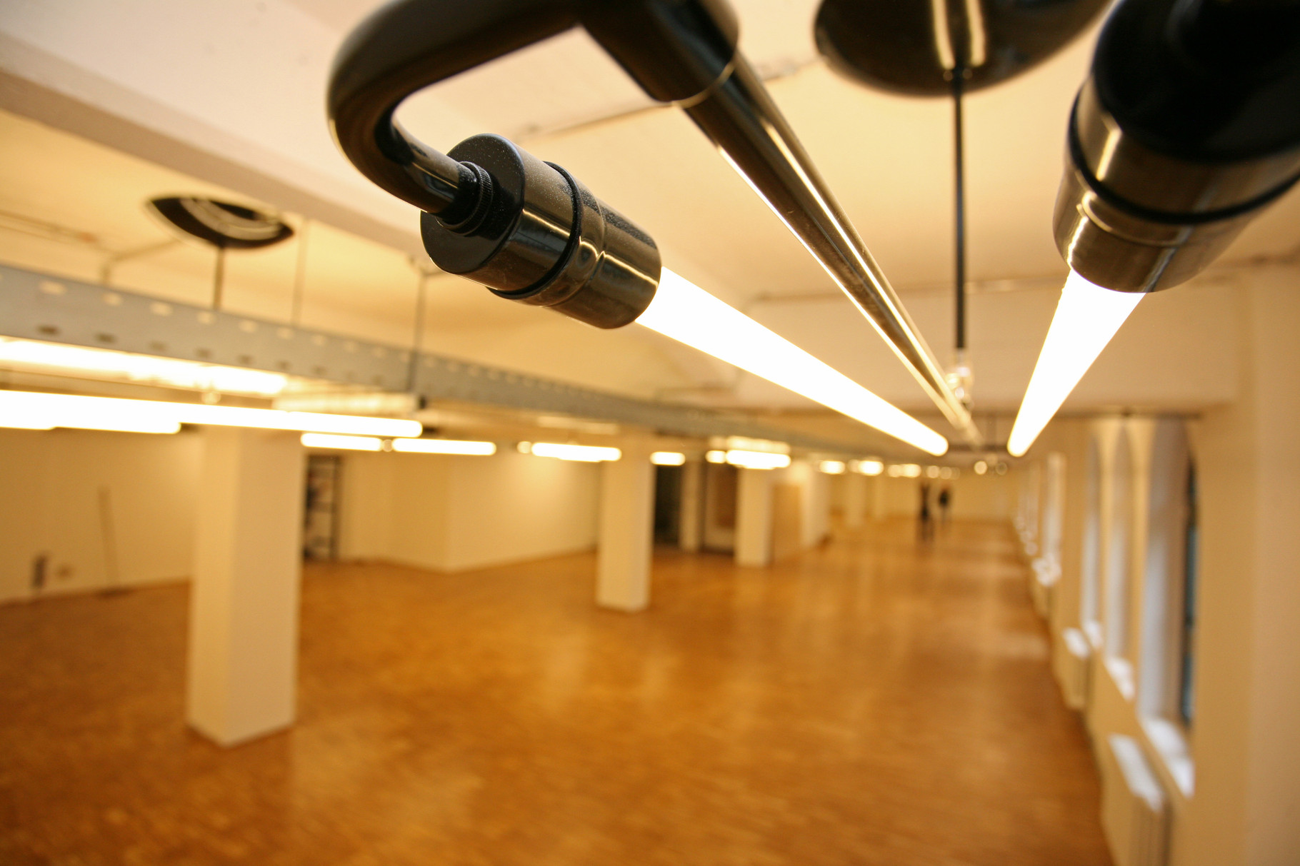 Lineare Leuchten in Halle – Tiefenblick