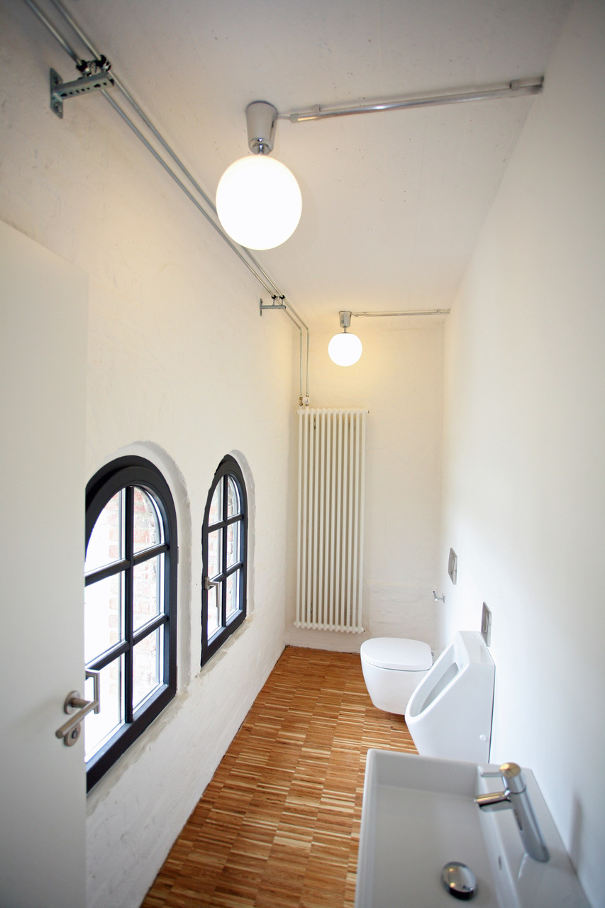 Flurbeleuchtung mit sichtbarer Rohrinstallation